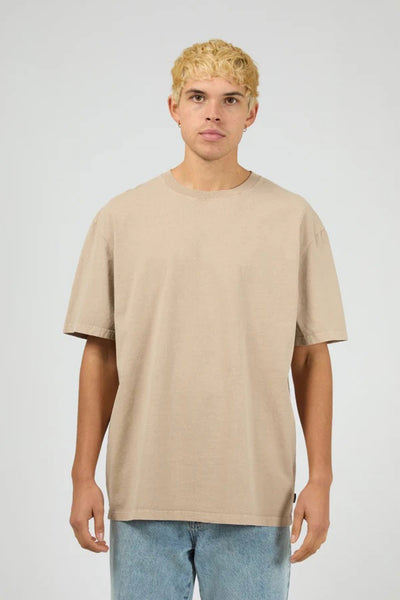 SILENT THEORY ESSENTIAL FIT TEE | SAND